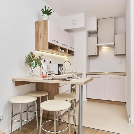 Krakowska 39 With Ac & Parking & Loggia By Renters شقة